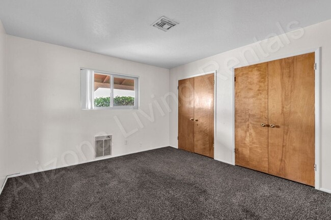 Building Photo - PET FRIENDLY CENTRALLY LOCATED ON ONE ACRE