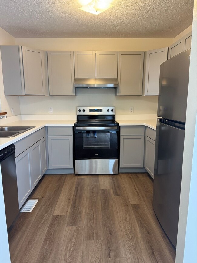 Building Photo - 3 Bedroom/3.5 Bath Townhome