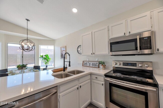 Building Photo - 829 N Bluejay Dr
