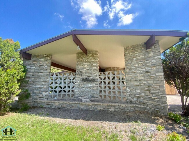 Primary Photo - Gorgeous gem! 4 bed/2 bath single-story ho...