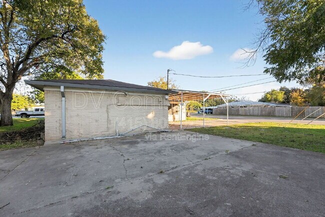 Building Photo - 3901 Dakota Trail