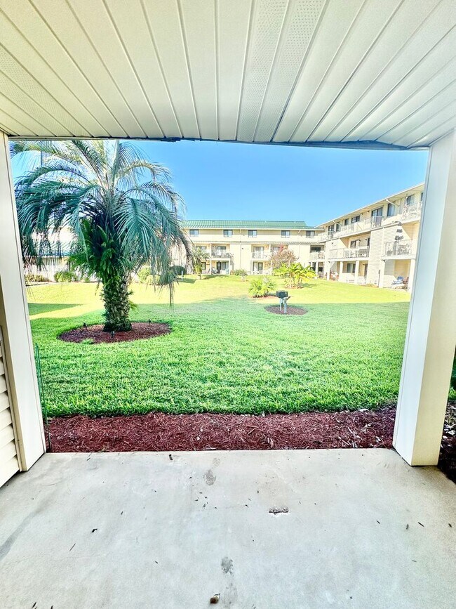 Building Photo - Nice 1 bedroom condo for rent in Miramar Beach w/ a community pool!