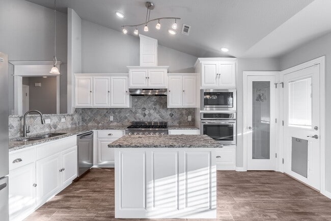 Building Photo - Welcome to this stunning 4-bedroom, 2-bathroom