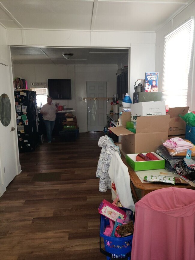 Building Photo - 2 BR 1 1/2 Bath 2 Story Available Now!