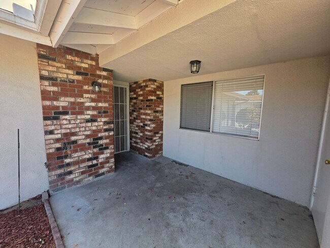 Building Photo - Two Bedroom Two Bathroom Duplex in Hemet!