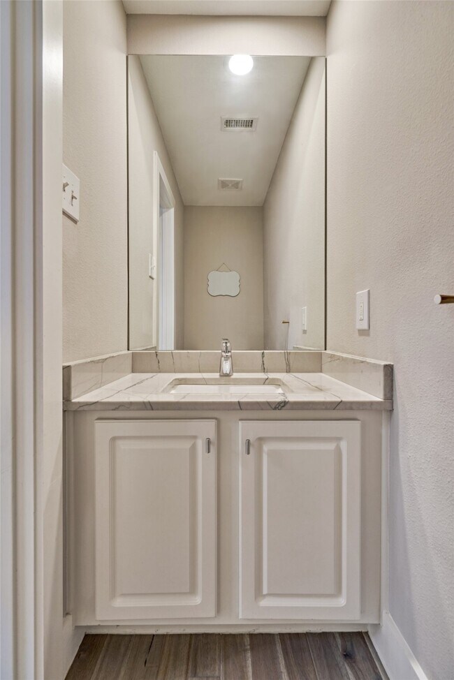Building Photo - 38 E Gaslight Pl