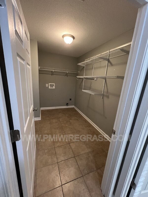 Building Photo - 267 Maree Dr