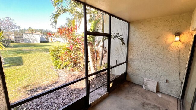 Building Photo - 1/1 Ready for Move In! Heart of Orlando Gated Community with Amenities!