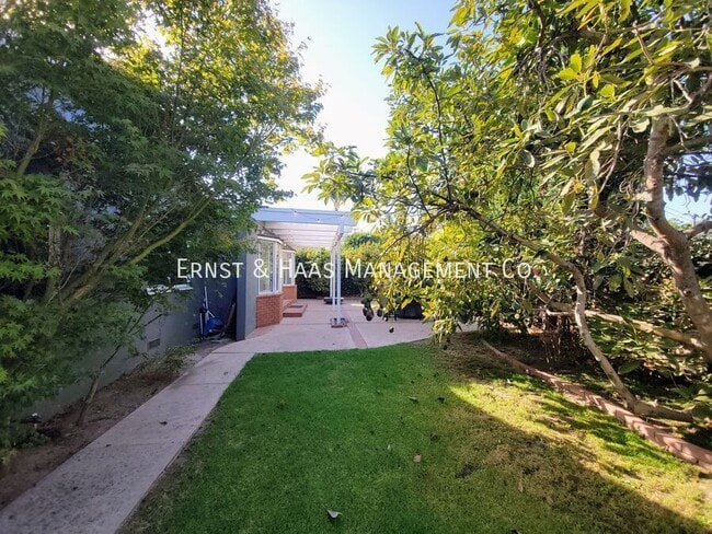 Building Photo - 869 E Kallin Way