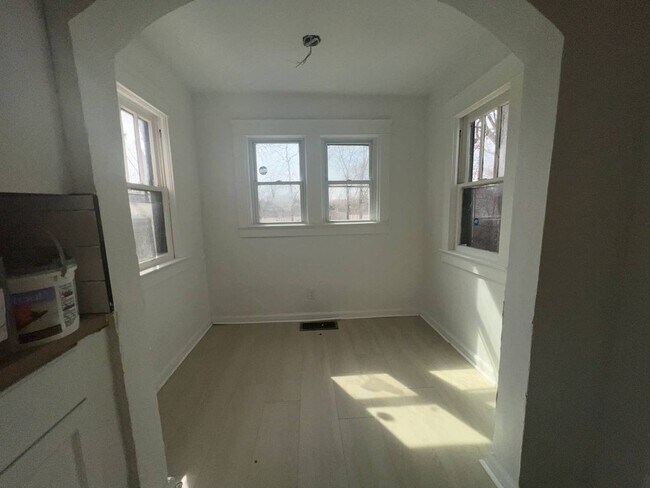 Building Photo - 1055 W 12th St