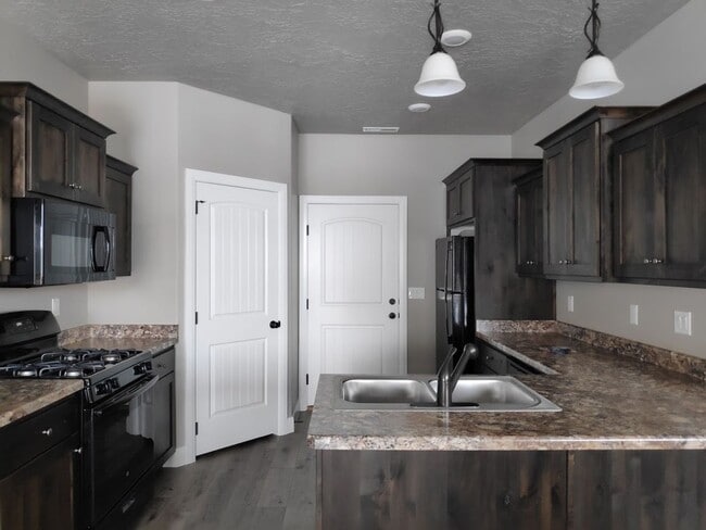 Building Photo - Brand New Townhome