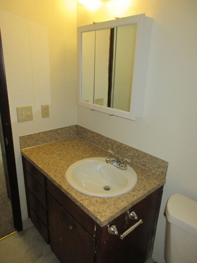 Building Photo - Two Bedroom Duplex w/ Garage