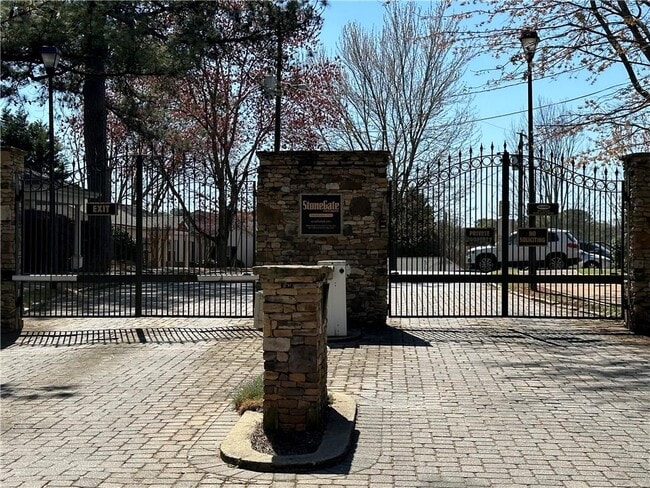 Building Photo - 1511 Stone Gate Ln SE