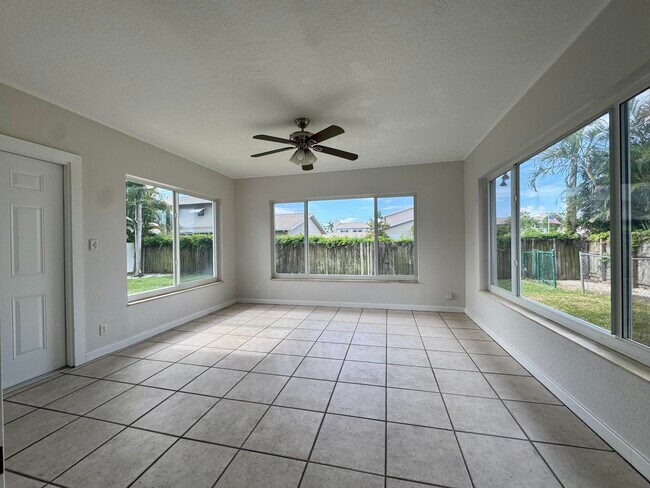 Building Photo - 924 SE 8th Ct