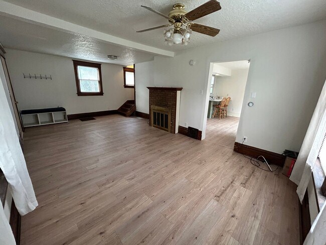 Building Photo - ! Available February !  4 Bed 2 Bath Cedar Falls Home