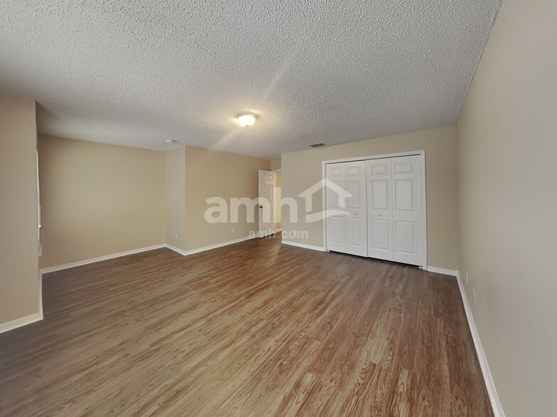 Building Photo - 1888 Vale Dr