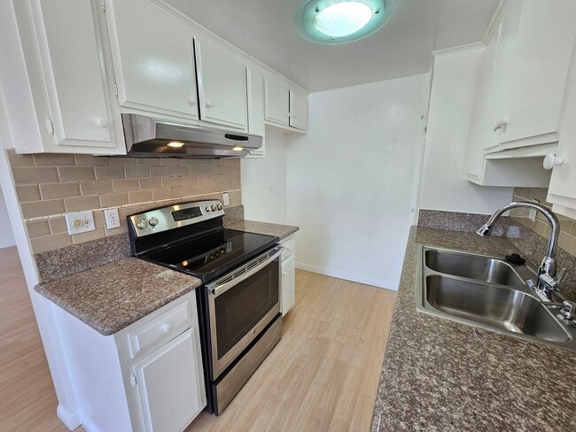 Building Photo - TOP FLOOR UNIT - Light and Airy 2 Bedroom, 2 Bath