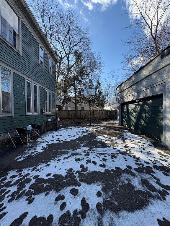 Building Photo - 171 Chapin St