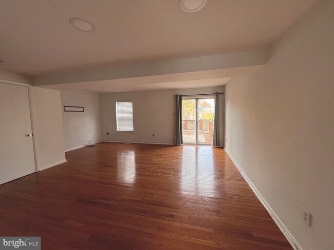 Building Photo - 8297 Londonderry Ct