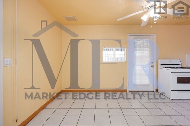 Building Photo - 3Bed/2Bath at 35th/Cactus! $1499 MOVE-IN S...