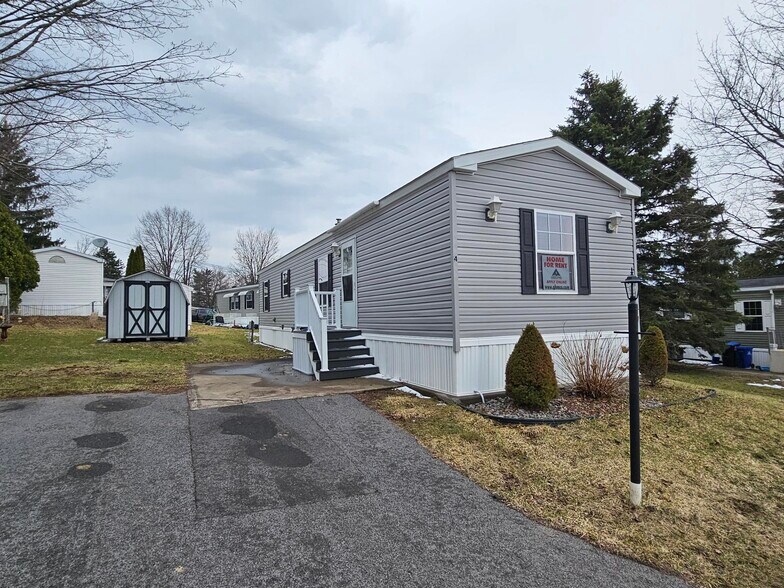 Building Photo - 4 Parkview Dr