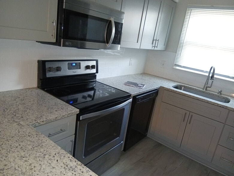 Building Photo - Room in Townhome on Bona Ct