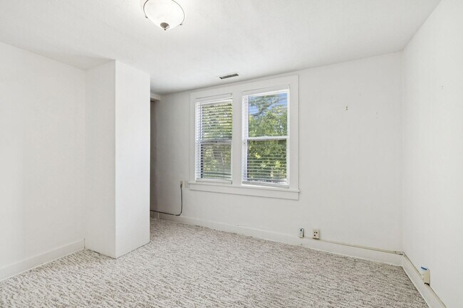 Building Photo - 1604 17th Ave S