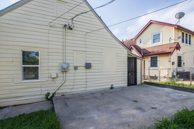 Building Photo - 6210 Agnes Ave