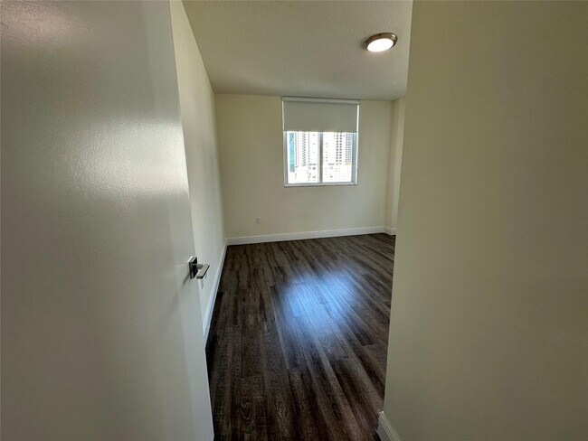 Building Photo - 110 SW 12th St