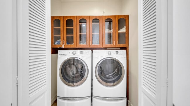 Building Photo - 1447 San Ysidro Dr