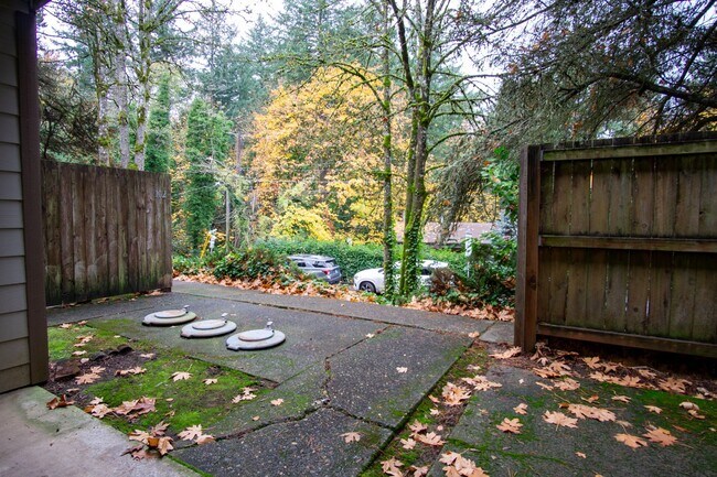Building Photo - Nicely Renovated One Bedroom Near OHSU Available Now!