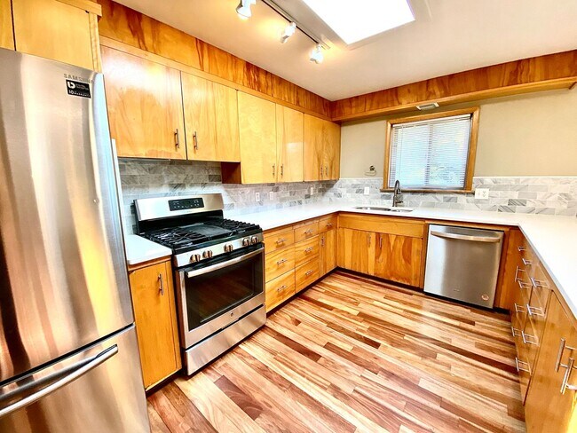Building Photo - 4 Bedroom 2.5 bath on Central Rim minutes from downtown