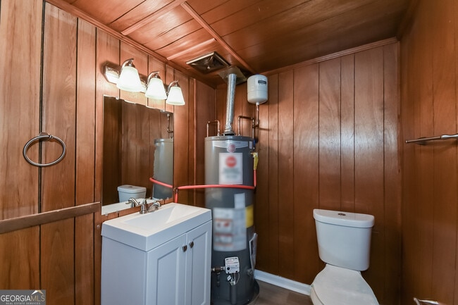 Building Photo - 8467 Fairview Dr