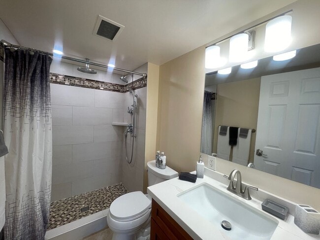 Building Photo - 2/2 Condo with 1 parking in Pool Community