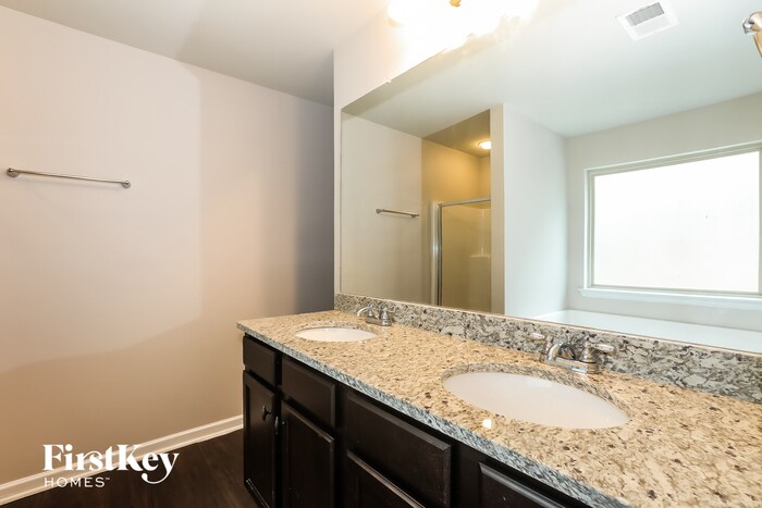 Building Photo - 2114 Treehaven Ct