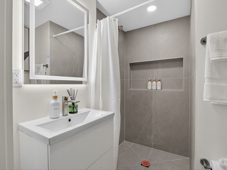 Building Photo - 359 Broadway