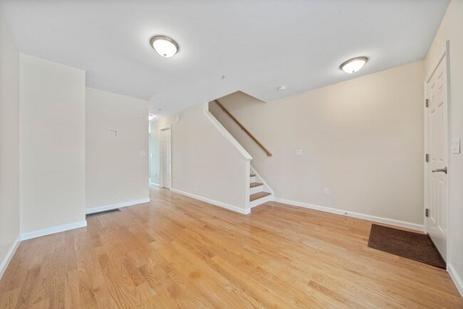 Building Photo - 285 Lake St