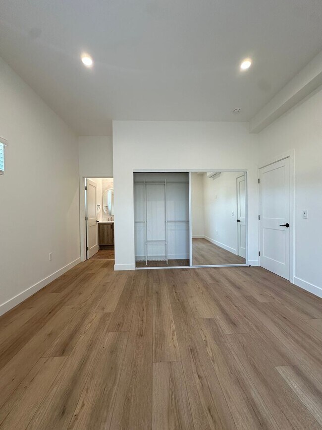 Building Photo - 1135 Scofield Dr