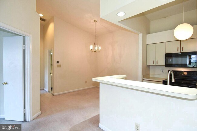 Building Photo - Sunny and spacious top floor unit featuring an open floor plan perfect for entertaining!