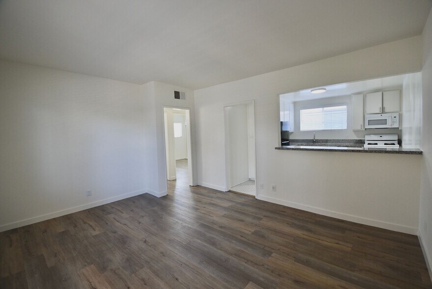 Building Photo - 4565 Hazeltine Ave