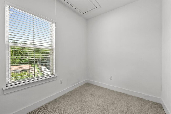 Building Photo - 1000 Muse Ln