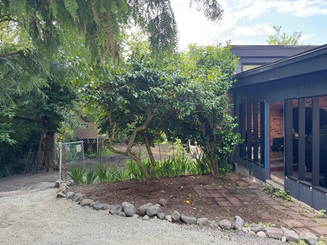 Building Photo - 2112 Sunset Dr W