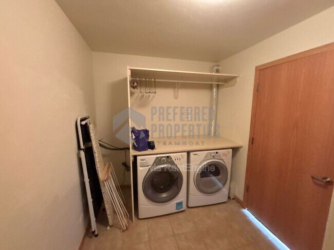 Building Photo - 3335 Columbine Dr