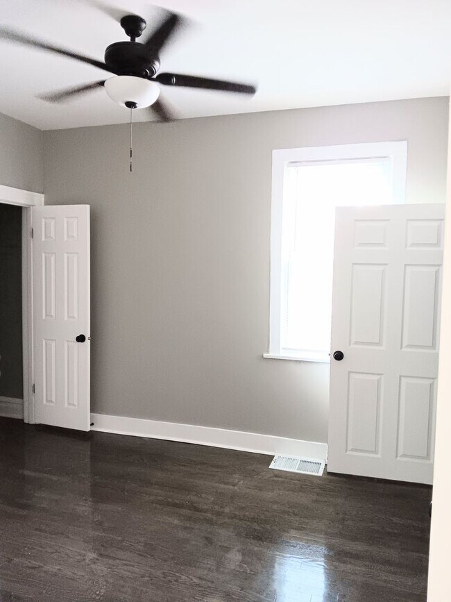 Building Photo - Spacious Showstopper