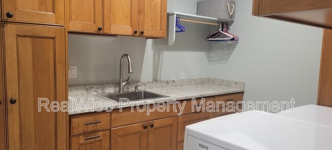 Building Photo - 235 Needlewood Dr