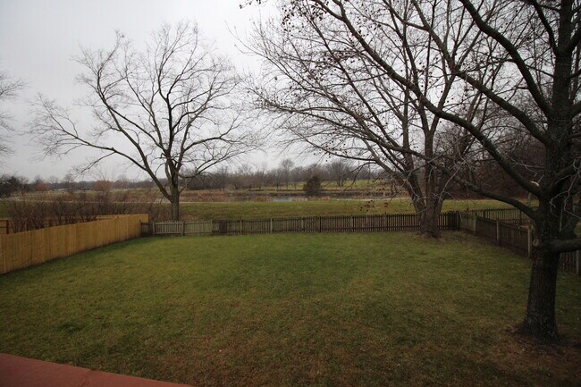 Building Photo - Huge 3 Bed 2.5 Bath home Overland Park