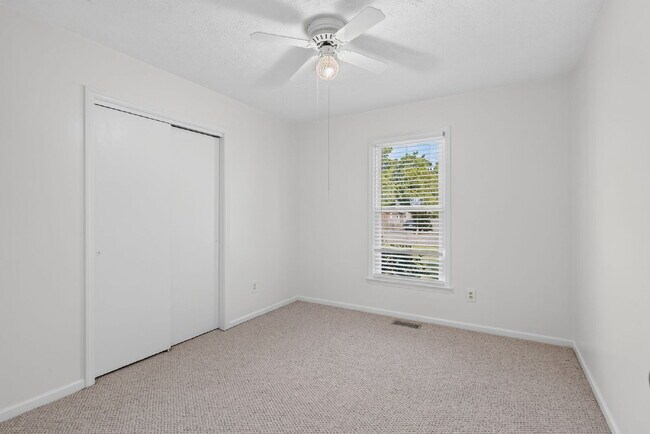 Building Photo - "Charming 3-Bed Home with Gleaming Hardwood Floors in Hope Mills!"