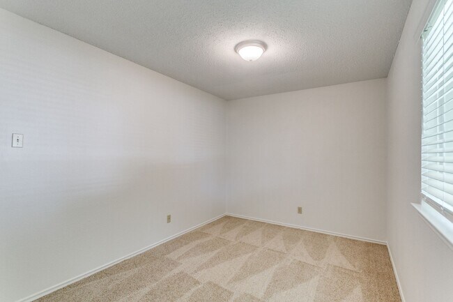 Building Photo - 1808 Ridgewood Dr