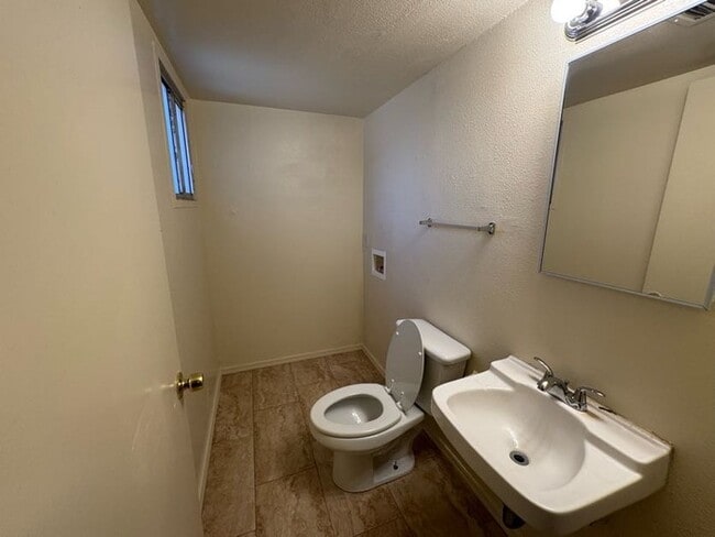 Building Photo - Holiday Gardens 3br Townhome