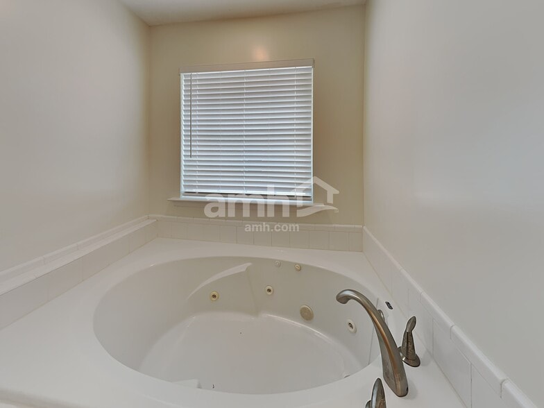 Building Photo - 27 Winslow Cir